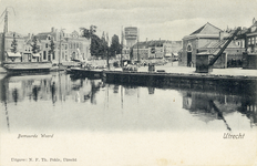 2082 Gezicht op de Stadsbuitengracht te Utrecht met links de Bemuurde Weerd O.Z. en rechts de Nieuwekade; op de ...